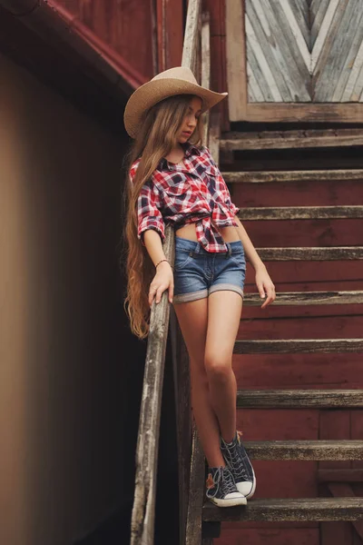 Mooie jonge cowgirl met lange haren — Stockfoto