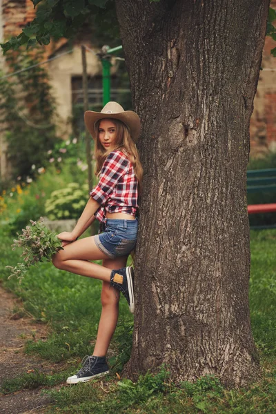 uzun saçlı güzel genç çoban kız