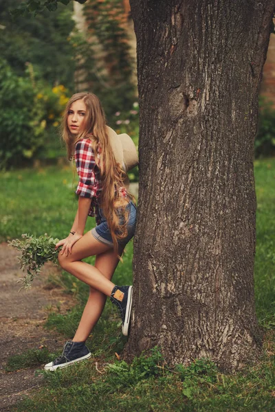 uzun saçlı güzel genç çoban kız