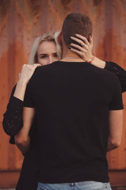 güzel sarışın kız erkek arkadaşı ile