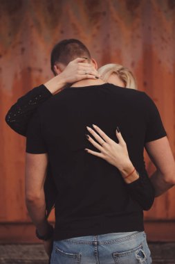 güzel sarışın kız erkek arkadaşı ile