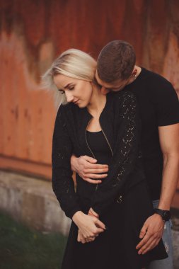 güzel sarışın kız erkek arkadaşı ile