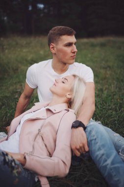 güzel sarışın kız erkek arkadaşı ile