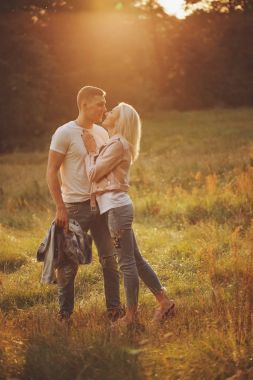 güzel sarışın kız erkek arkadaşı ile