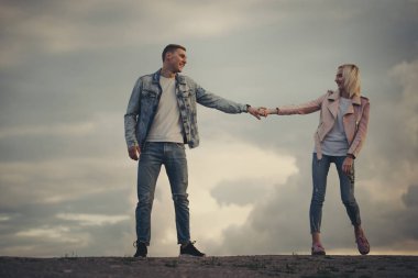 güzel sarışın kız erkek arkadaşı ile