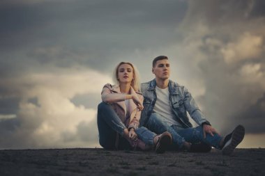 güzel sarışın kız erkek arkadaşı ile