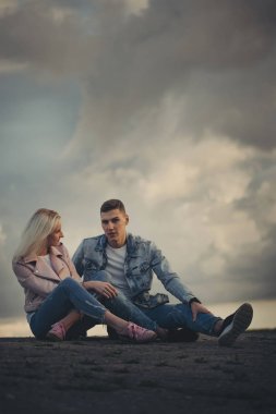 güzel sarışın kız erkek arkadaşı ile