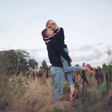 güzel sarışın kız erkek arkadaşı ile