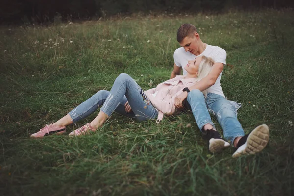 güzel sarışın kız erkek arkadaşı ile