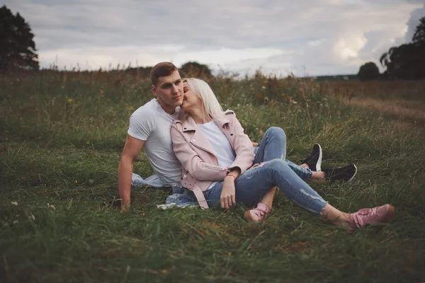 Vacker blond tjej med pojkvän — Stockfoto