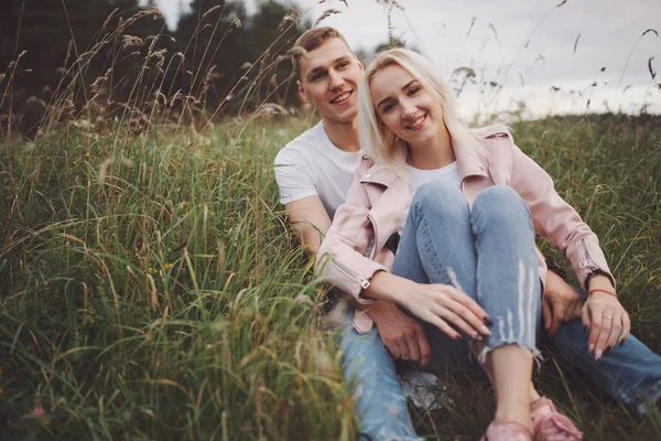Mooi blonde meisje met vriendje — Stockfoto