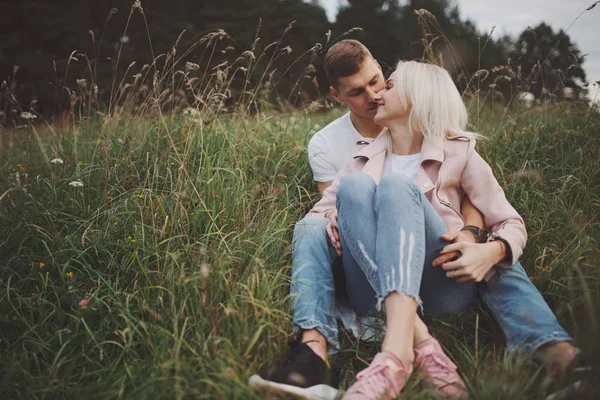 güzel sarışın kız erkek arkadaşı ile