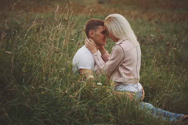 Linda menina loira com namorado — Fotografia de Stock