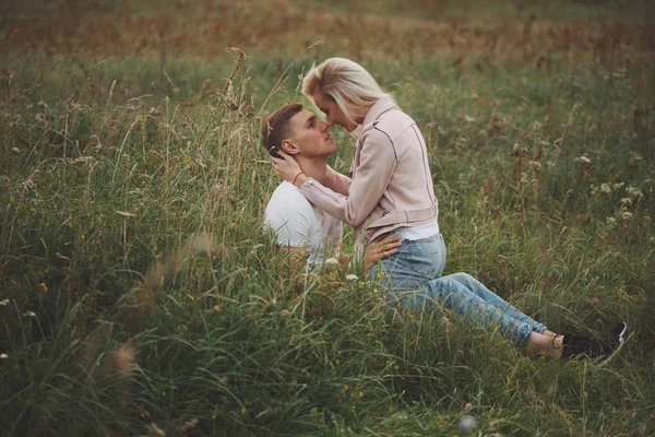 Vacker blond tjej med pojkvän — Stockfoto