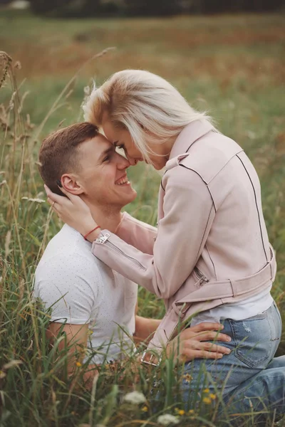 Vacker blond tjej med pojkvän — Stockfoto