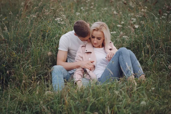 Vacker blond tjej med pojkvän — Stockfoto