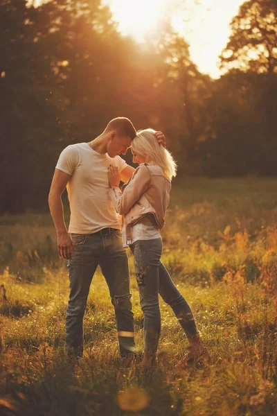 Bella ragazza bionda con fidanzato — Foto Stock