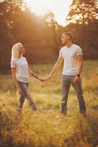 güzel sarışın kız erkek arkadaşı ile