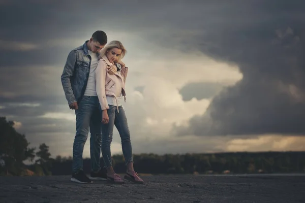 Vacker blond tjej med pojkvän — Stockfoto