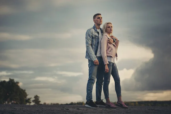 Vacker blond tjej med pojkvän — Stockfoto