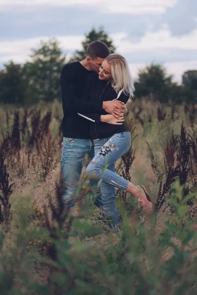 güzel sarışın kız erkek arkadaşı ile