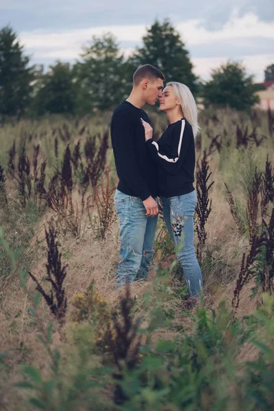 güzel sarışın kız erkek arkadaşı ile