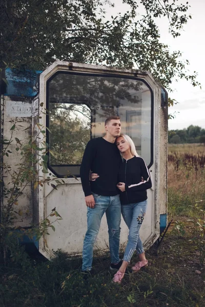 güzel sarışın kız erkek arkadaşı ile