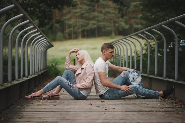 Vacker blond tjej med pojkvän — Stockfoto