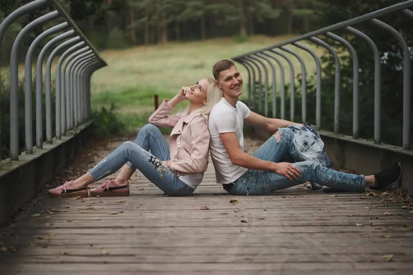 Linda menina loira com namorado — Fotografia de Stock