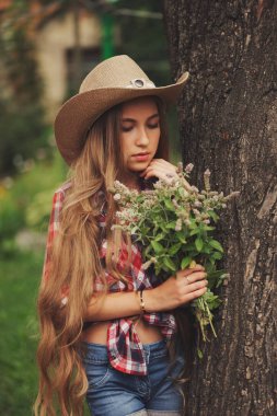 uzun saçlı güzel genç çoban kız