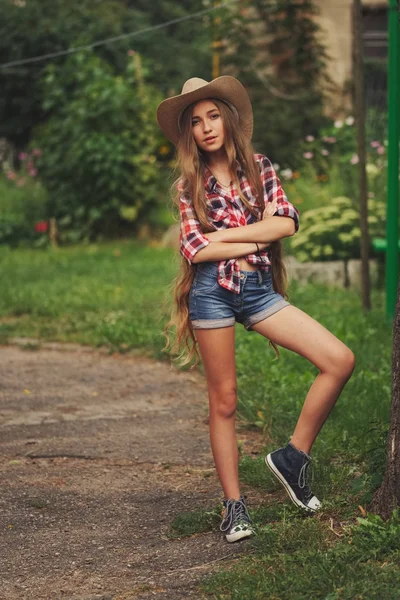 Gyönyörű fiatal cowgirl a hosszú haj — Stock Fotó