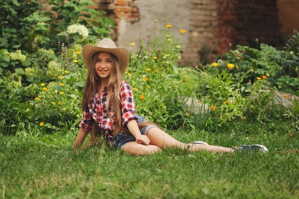 uzun saçlı güzel genç çoban kız