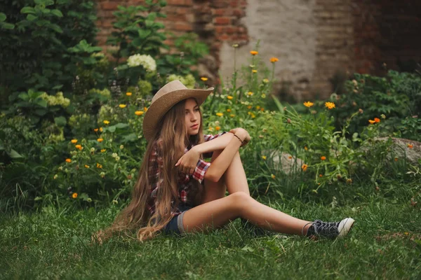 Belle jeune cowgirl aux cheveux longs — Photo