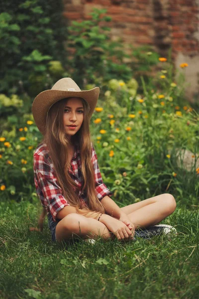 Mooie jonge cowgirl met lange haren — Stockfoto