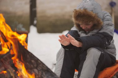 Yolun yangında başına oturmuş çocuk
