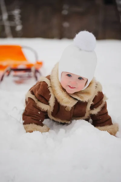 Χαριτωμένο κορίτσι με έλκηθρο στο χιόνι — Φωτογραφία Αρχείου