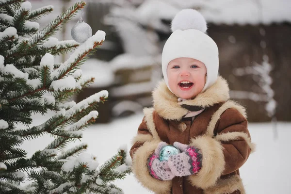 Girl decorating christmas tree n the yard — Stock Photo, Image