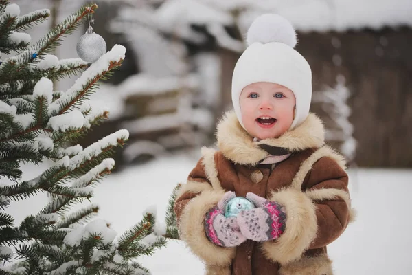 Girl decorating christmas tree n the yard — Stock Photo, Image