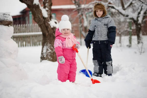 As crianças limpam o caminho da neve — Fotografia de Stock