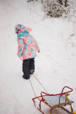 Karda kızak ile şirin kız