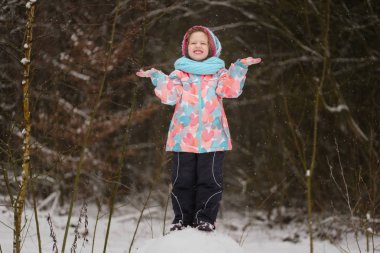 küçük kız kış Park kar taneleri yakalamak