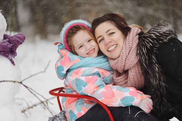 美丽的母亲与女儿在冬天公园 — 图库照片