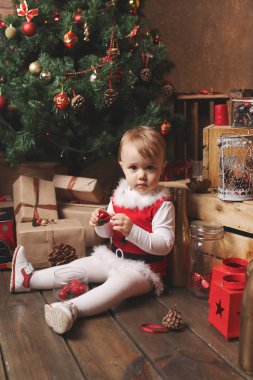 komik kız Noel hediyeleri ile çalış