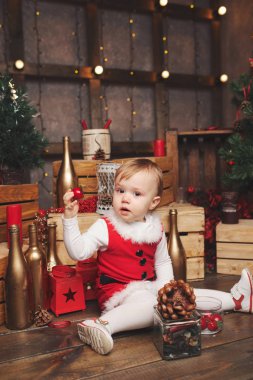 komik kız Noel hediyeleri ile çalış