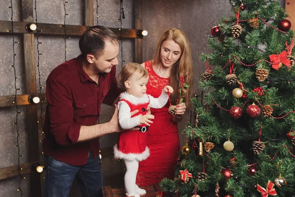 Familie schmückt Weihnachtsbaum zu Hause — Stockfoto
