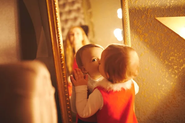 Mała dziewczynka całuje się w lustrze — Zdjęcie stockowe