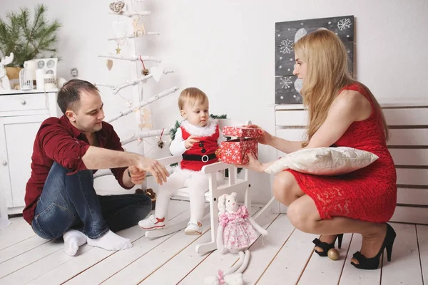 Mãe e pai brincando com a filha em casa — Fotografia de Stock