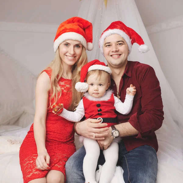 Famille avec chapeaux de père Noël à la maison — Photo