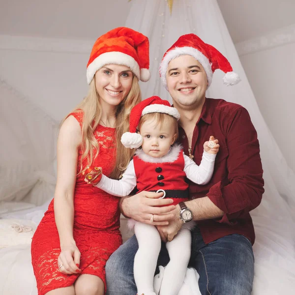 Familia con sombreros de santa en casa —  Fotos de Stock