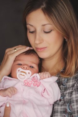 şirin yeni doğan bebek ile genç anne